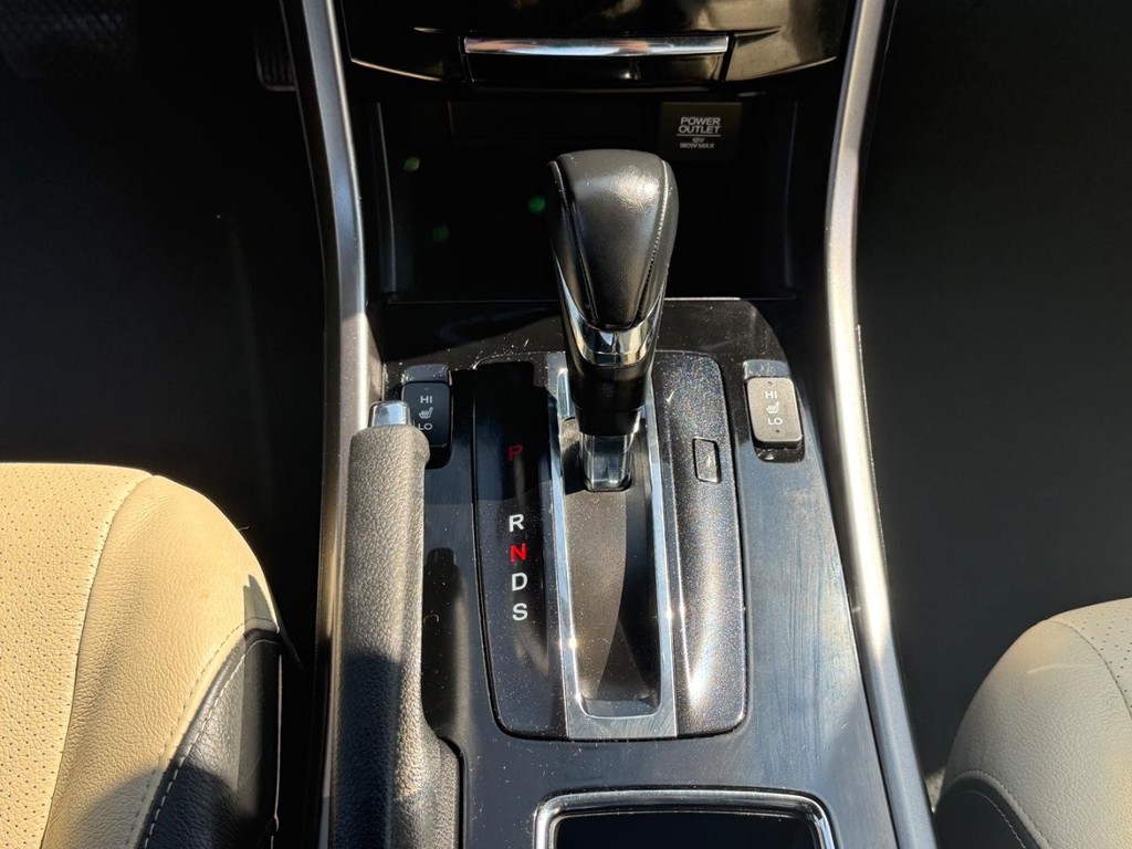 Honda Accord Coupe Vehicle Full-screen Gallery Image 19