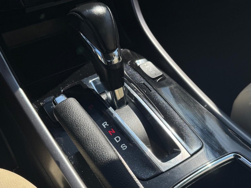 Honda Accord Coupe Vehicle Full-screen Gallery Image 20