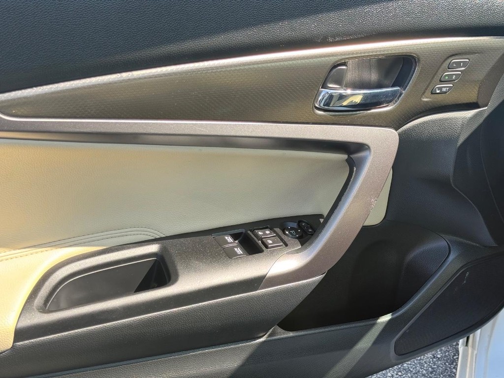 Honda Accord Coupe Vehicle Full-screen Gallery Image 25