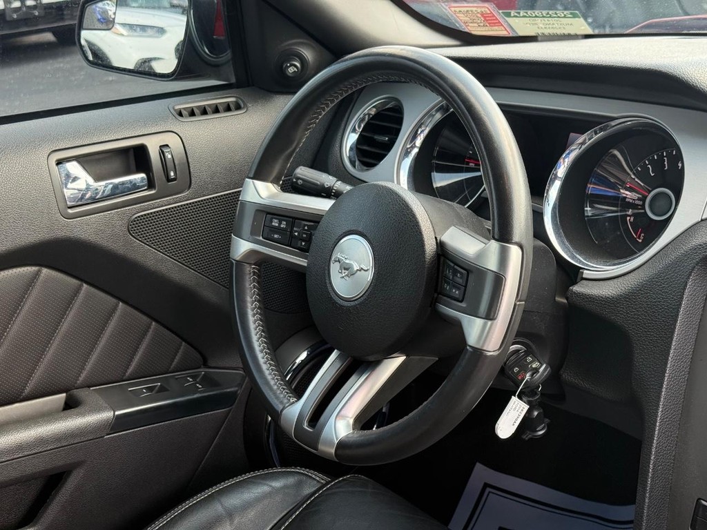 Ford Mustang Vehicle Full-screen Gallery Image 12