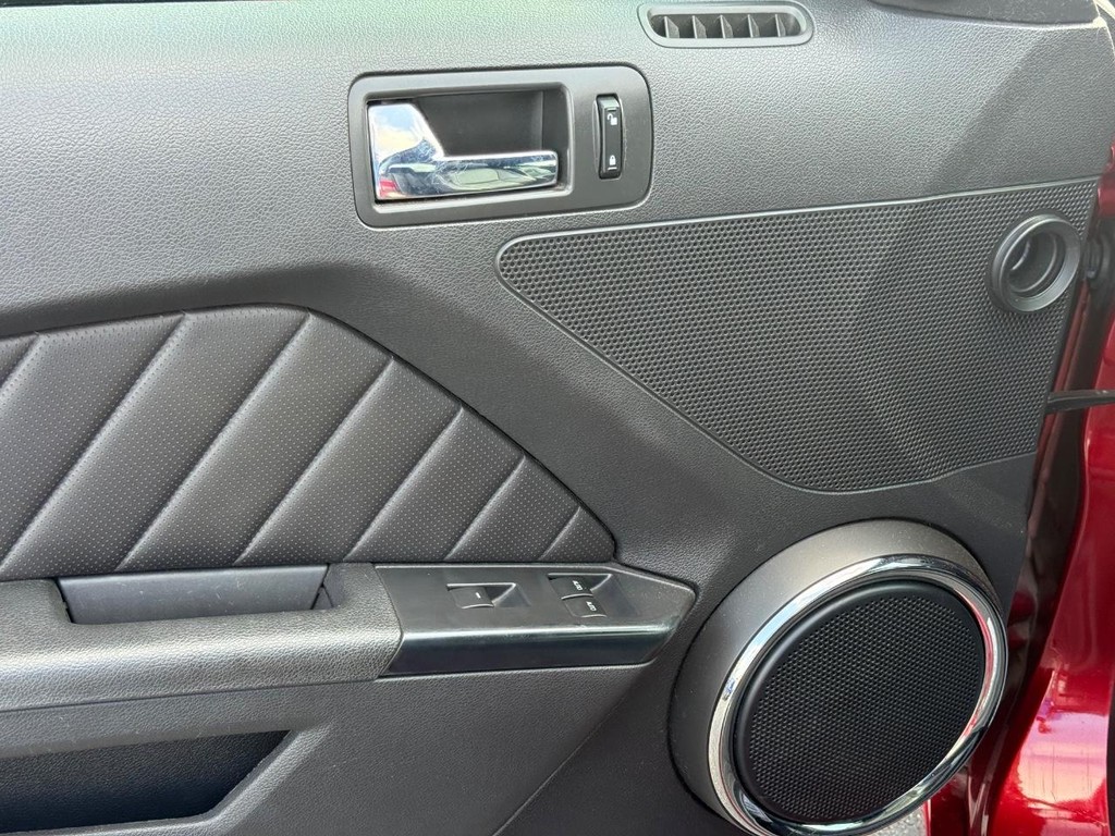 Ford Mustang Vehicle Full-screen Gallery Image 21