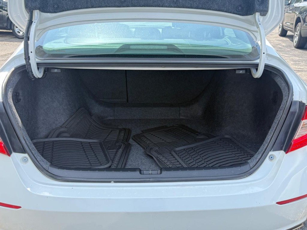 Honda Accord Sedan Vehicle Full-screen Gallery Image 06