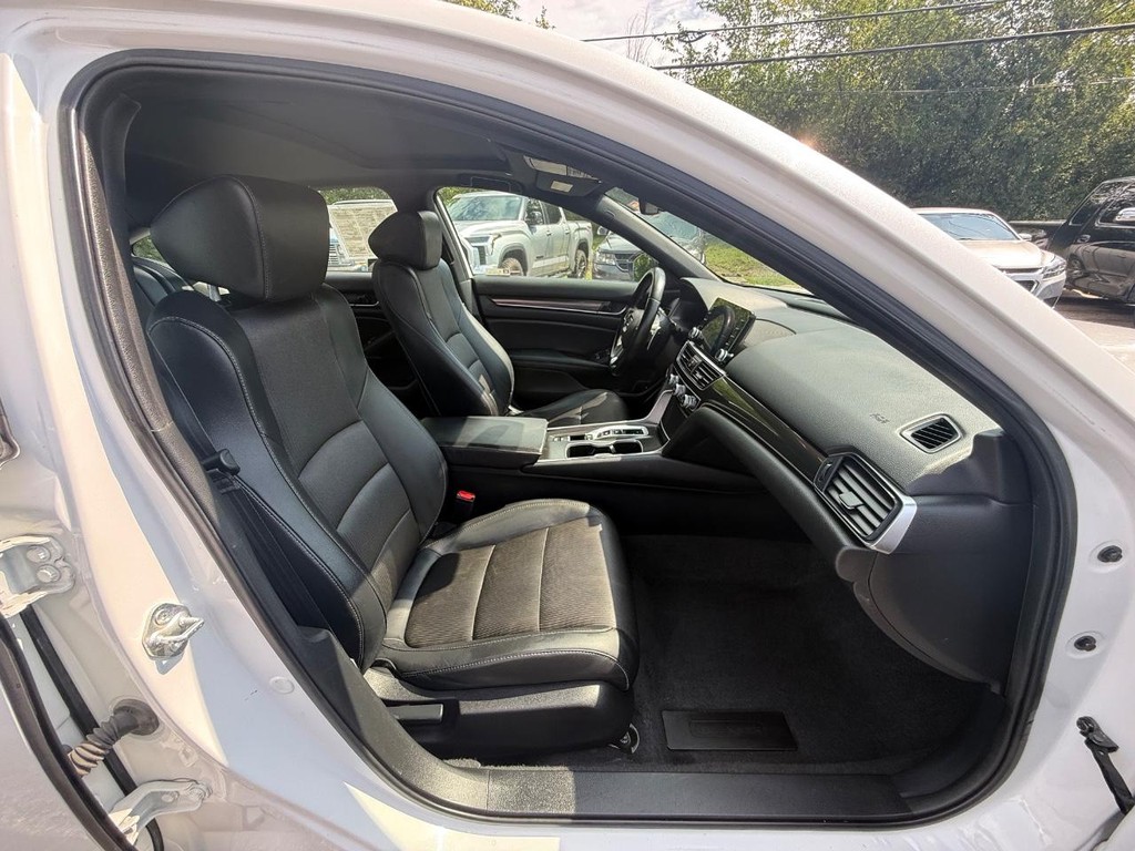 Honda Accord Sedan Vehicle Full-screen Gallery Image 10
