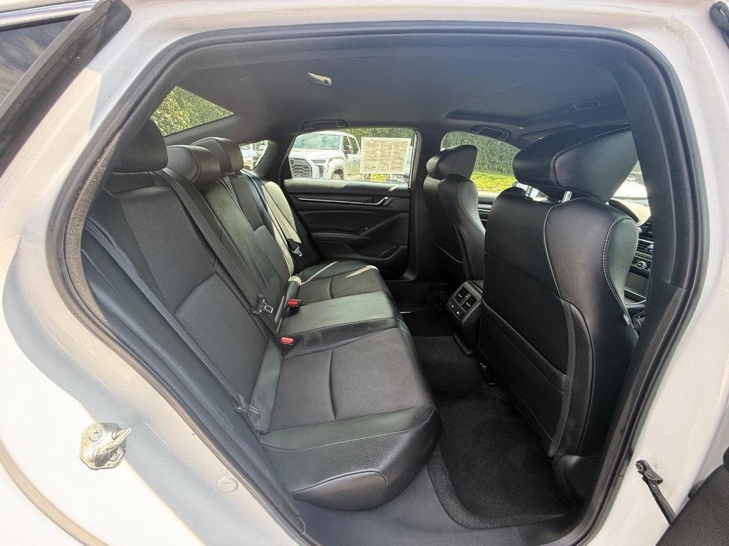 Honda Accord Sedan Vehicle Full-screen Gallery Image 11