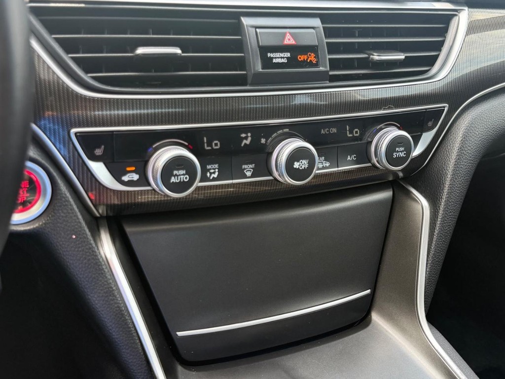 Honda Accord Sedan Vehicle Full-screen Gallery Image 17