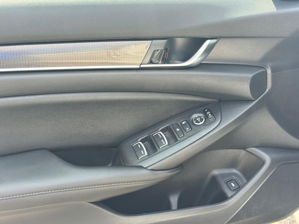 Honda Accord Sedan Vehicle Full-screen Gallery Image 23