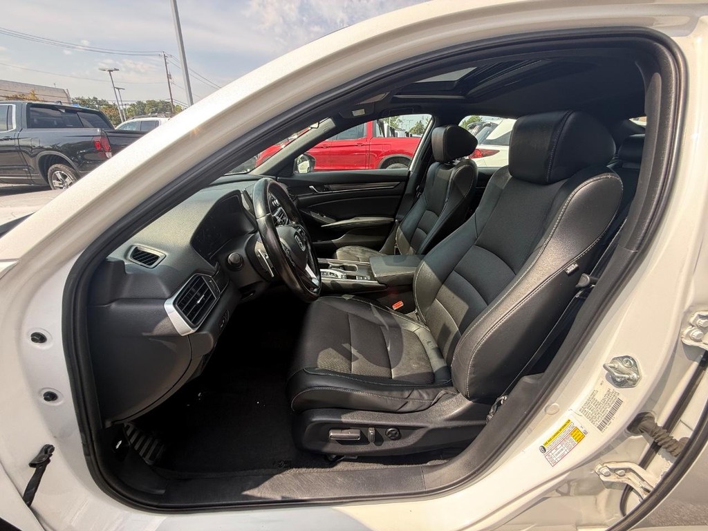 Honda Accord Sedan Vehicle Full-screen Gallery Image 24