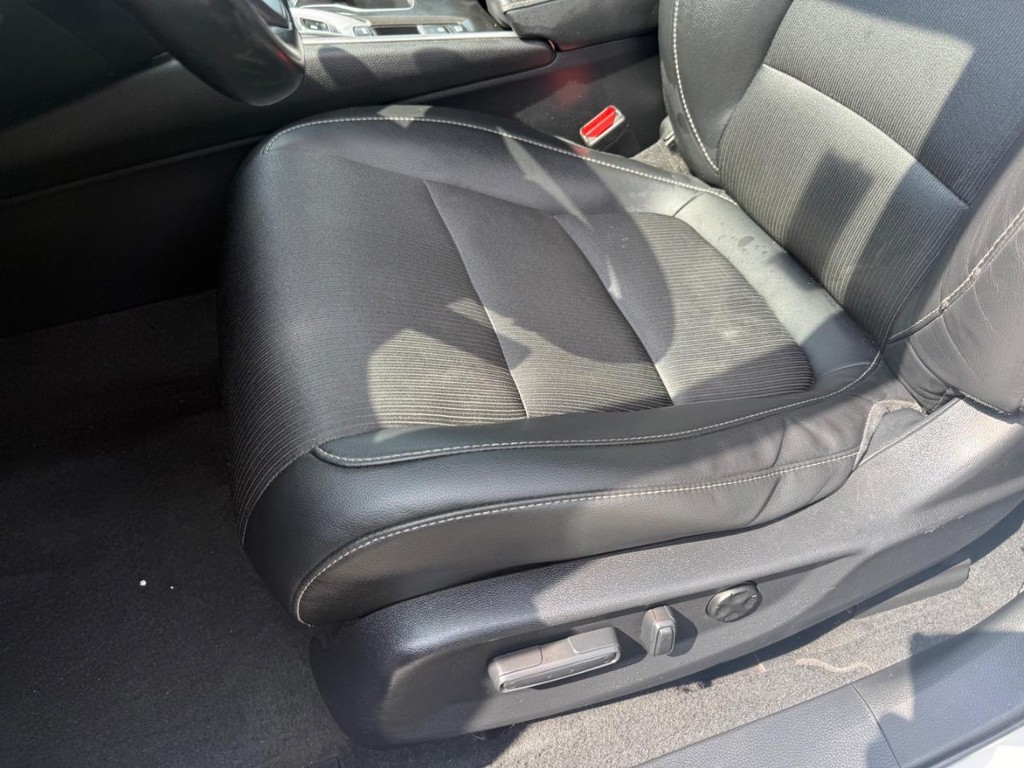 Honda Accord Sedan Vehicle Full-screen Gallery Image 25