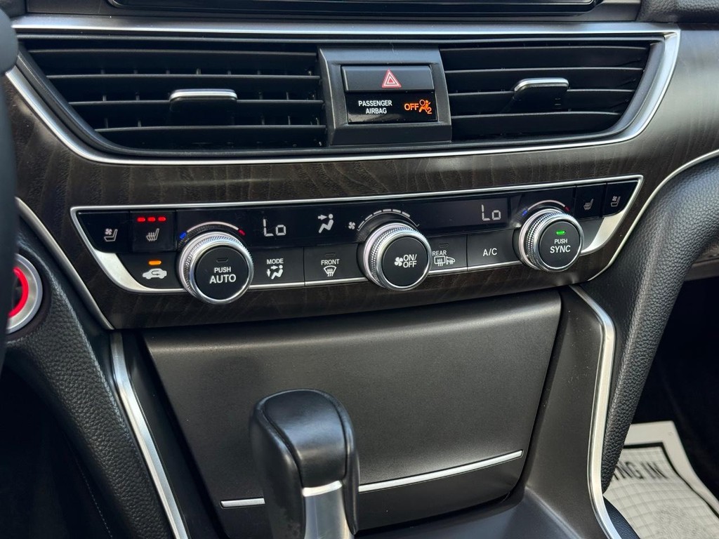 Honda Accord Sedan Vehicle Full-screen Gallery Image 19