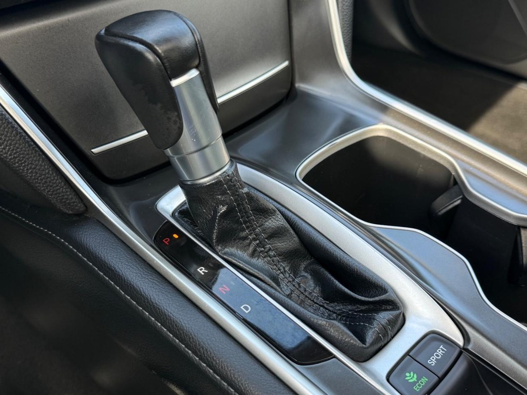 Honda Accord Sedan Vehicle Full-screen Gallery Image 21