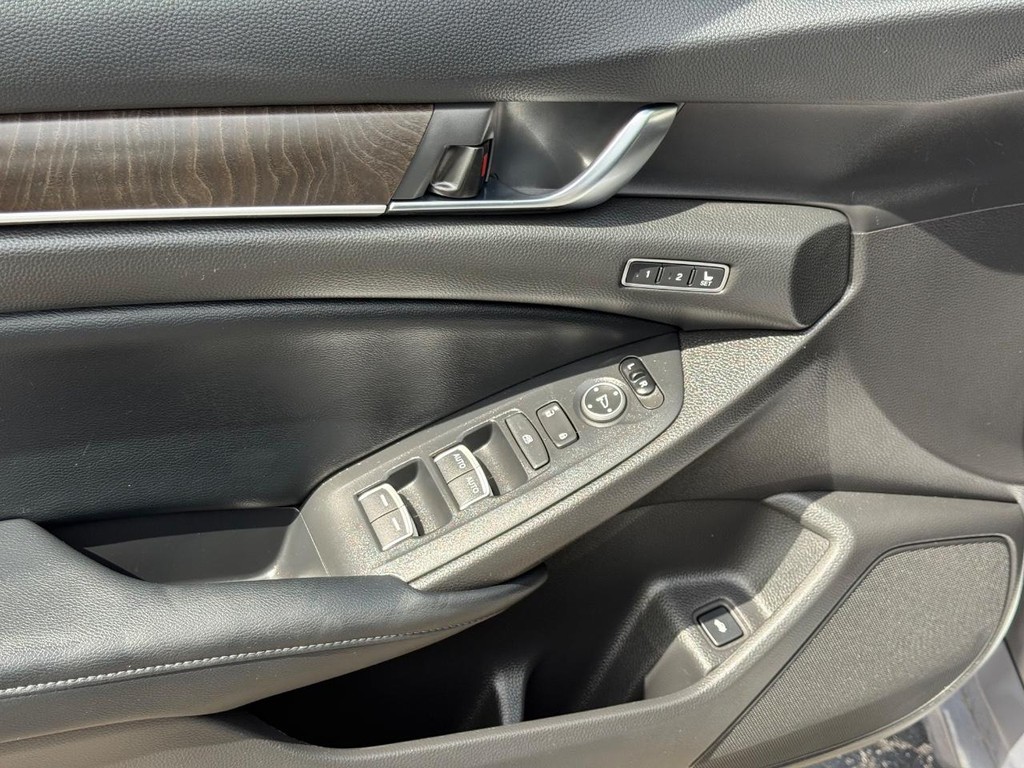 Honda Accord Sedan Vehicle Full-screen Gallery Image 24