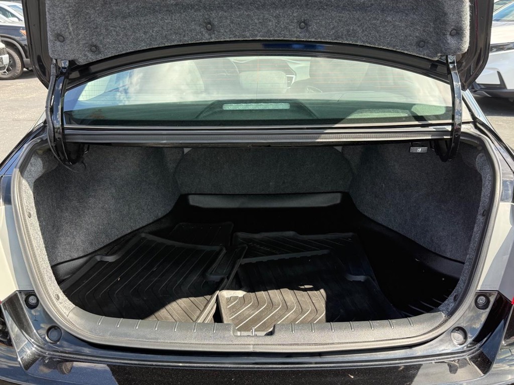 Honda Accord Sedan Vehicle Full-screen Gallery Image 06