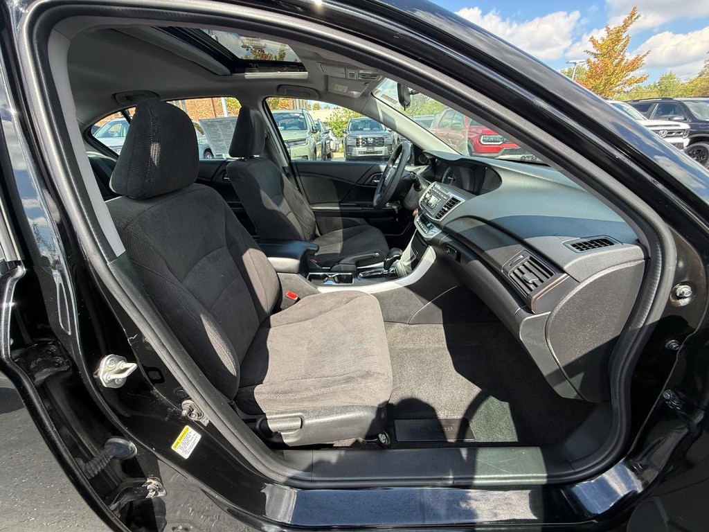 Honda Accord Sedan Vehicle Full-screen Gallery Image 10