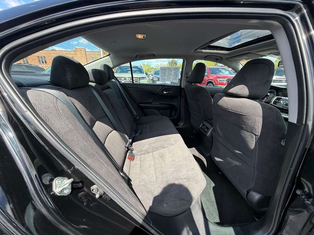 Honda Accord Sedan Vehicle Full-screen Gallery Image 11