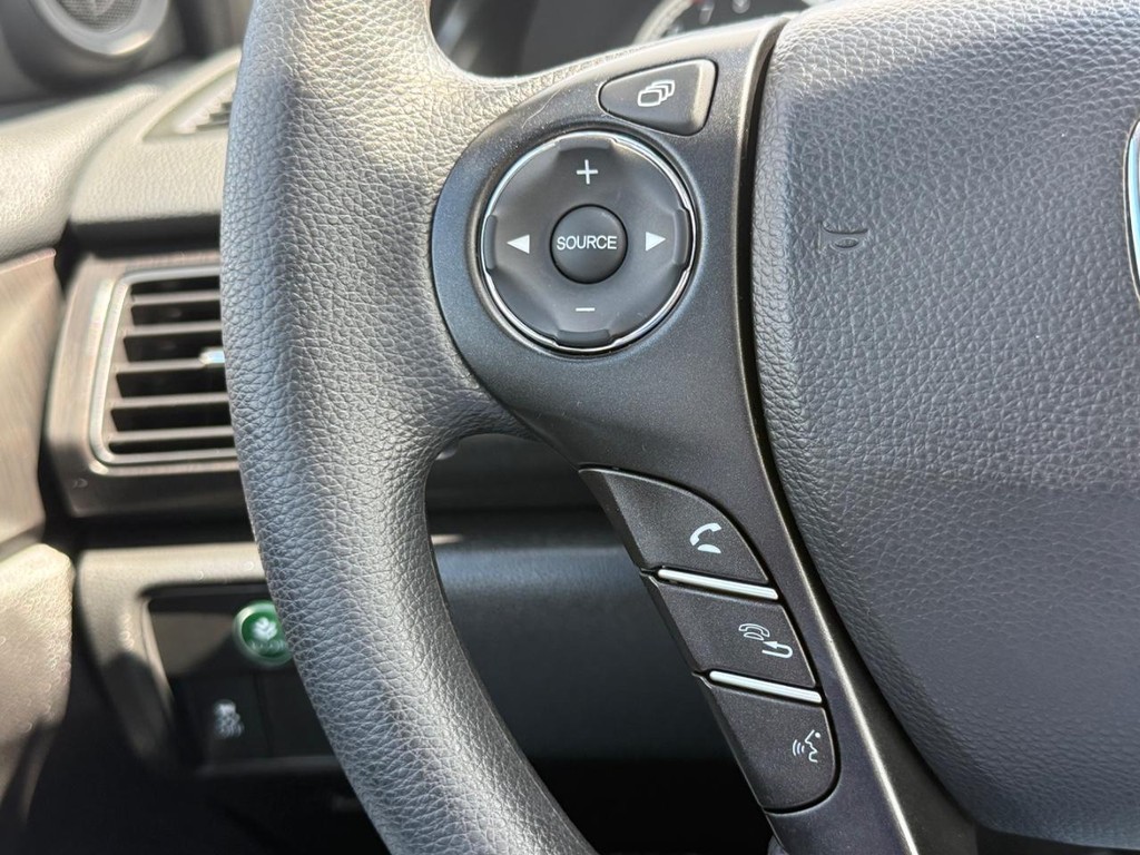 Honda Accord Sedan Vehicle Full-screen Gallery Image 15