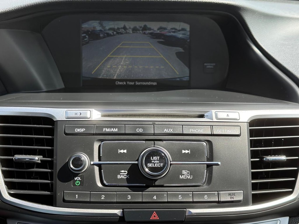 Honda Accord Sedan Vehicle Full-screen Gallery Image 18