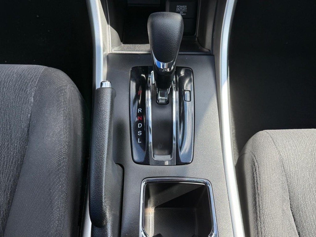 Honda Accord Sedan Vehicle Full-screen Gallery Image 20
