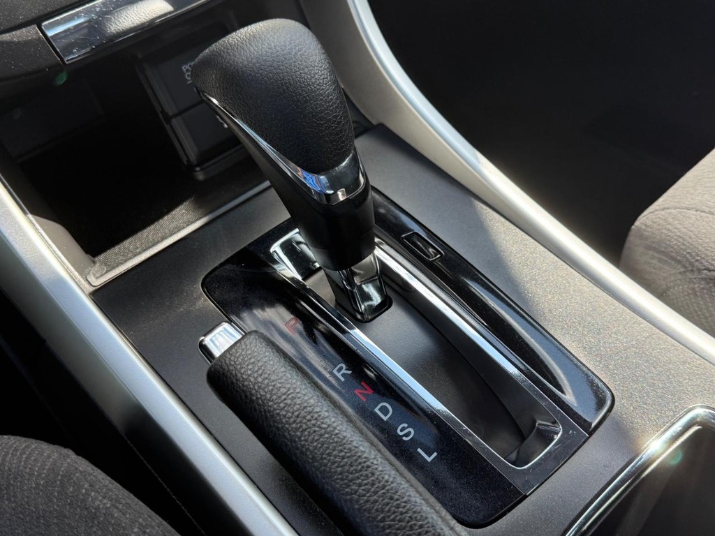 Honda Accord Sedan Vehicle Full-screen Gallery Image 21