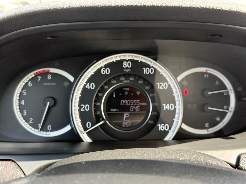 Honda Accord Sedan Vehicle Full-screen Gallery Image 24