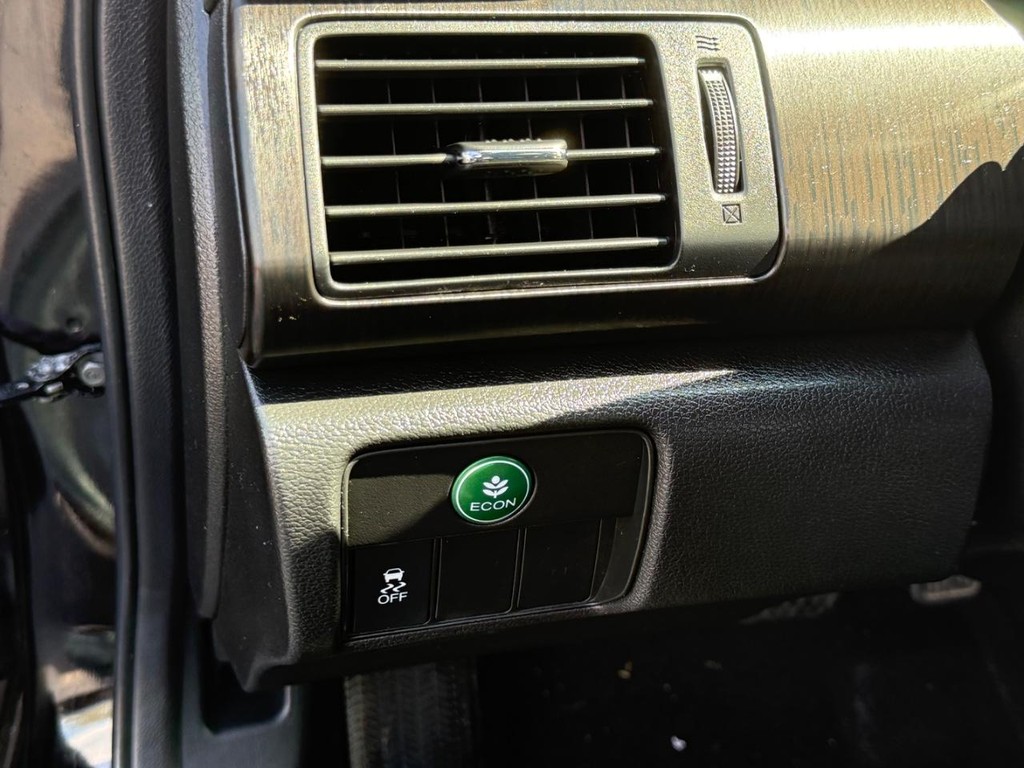 Honda Accord Sedan Vehicle Full-screen Gallery Image 25