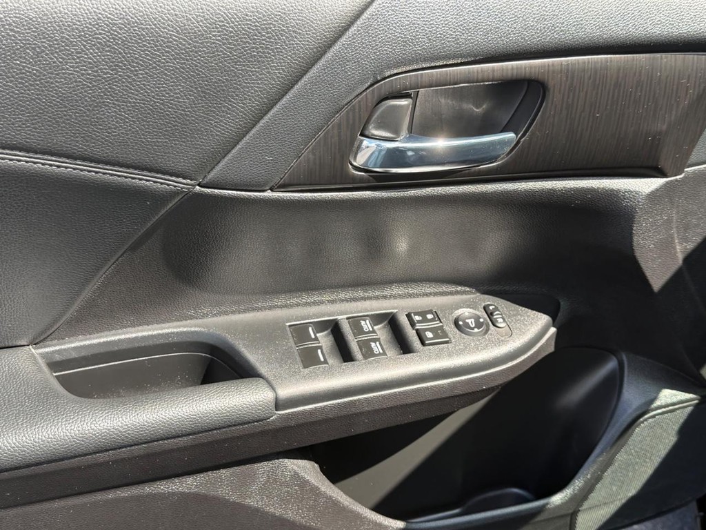 Honda Accord Sedan Vehicle Full-screen Gallery Image 26