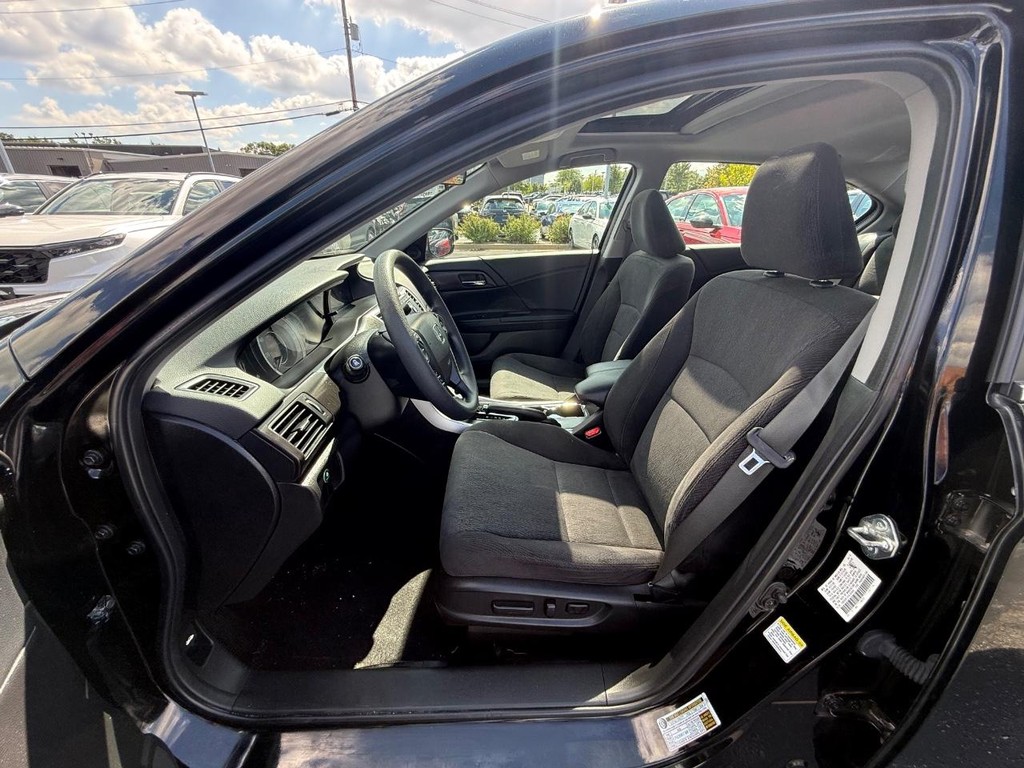 Honda Accord Sedan Vehicle Full-screen Gallery Image 27