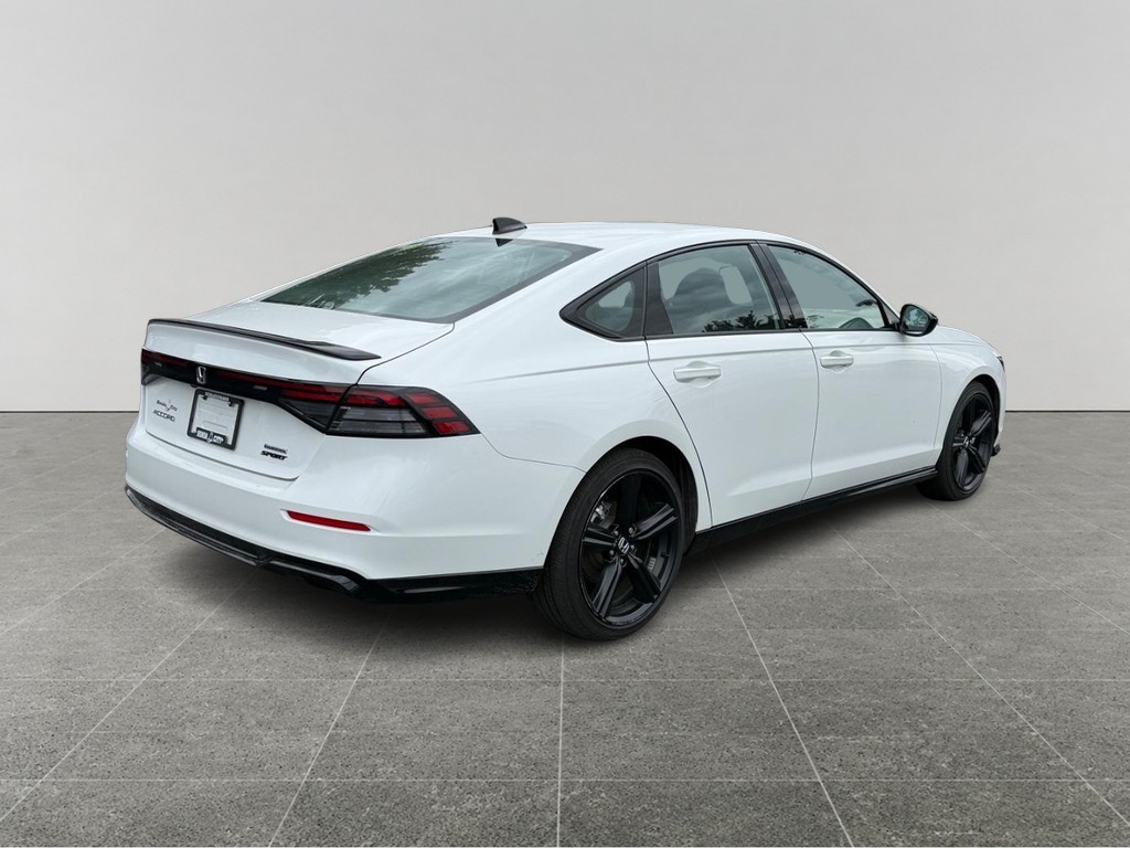 Honda Accord Hybrid Vehicle Full-screen Gallery Image 05