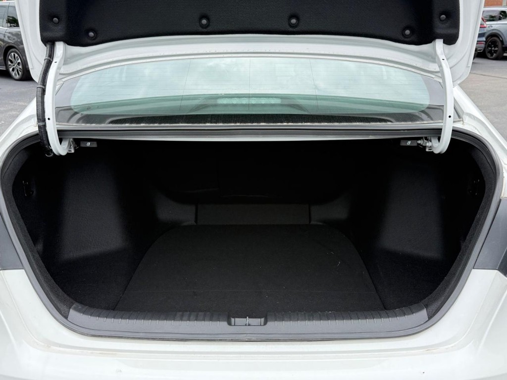 Honda Accord Hybrid Vehicle Full-screen Gallery Image 06