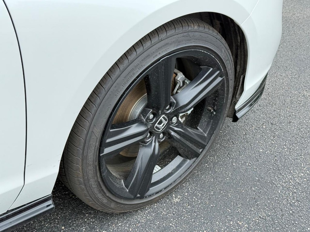 Honda Accord Hybrid Vehicle Full-screen Gallery Image 07