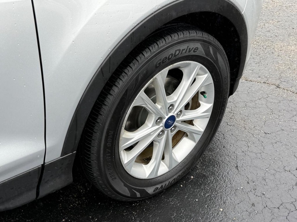Ford Escape Vehicle Full-screen Gallery Image 07