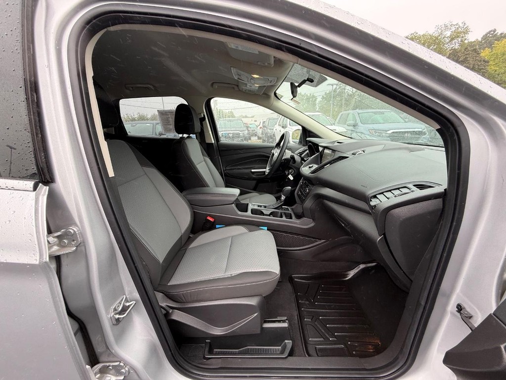 Ford Escape Vehicle Full-screen Gallery Image 10