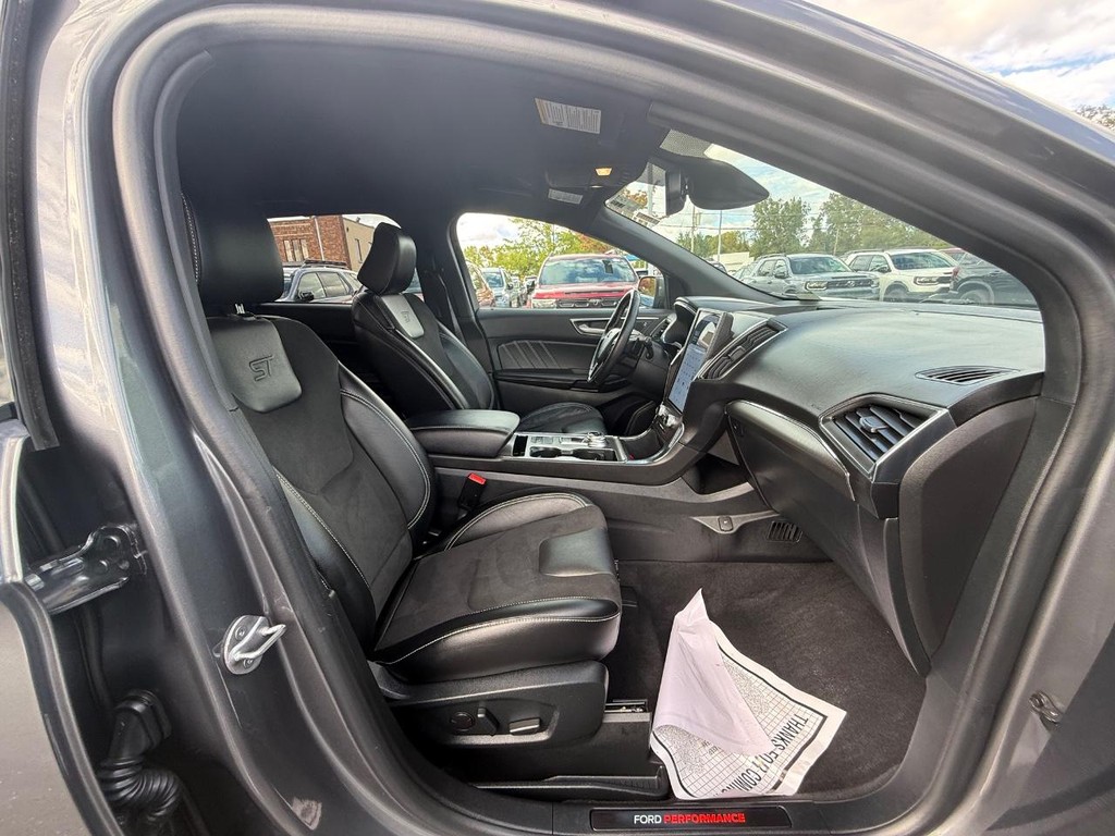 Ford Edge Vehicle Full-screen Gallery Image 10