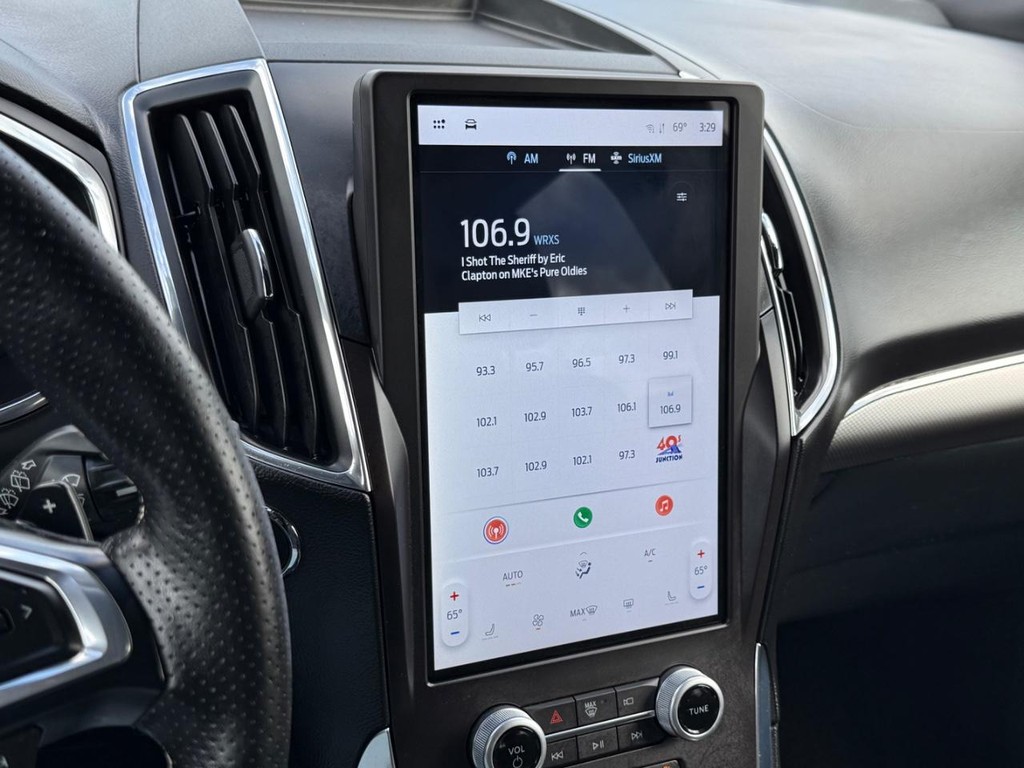 Ford Edge Vehicle Full-screen Gallery Image 16