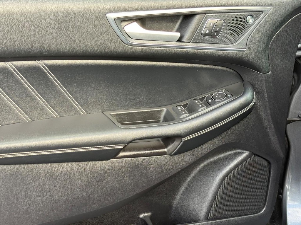Ford Edge Vehicle Full-screen Gallery Image 22