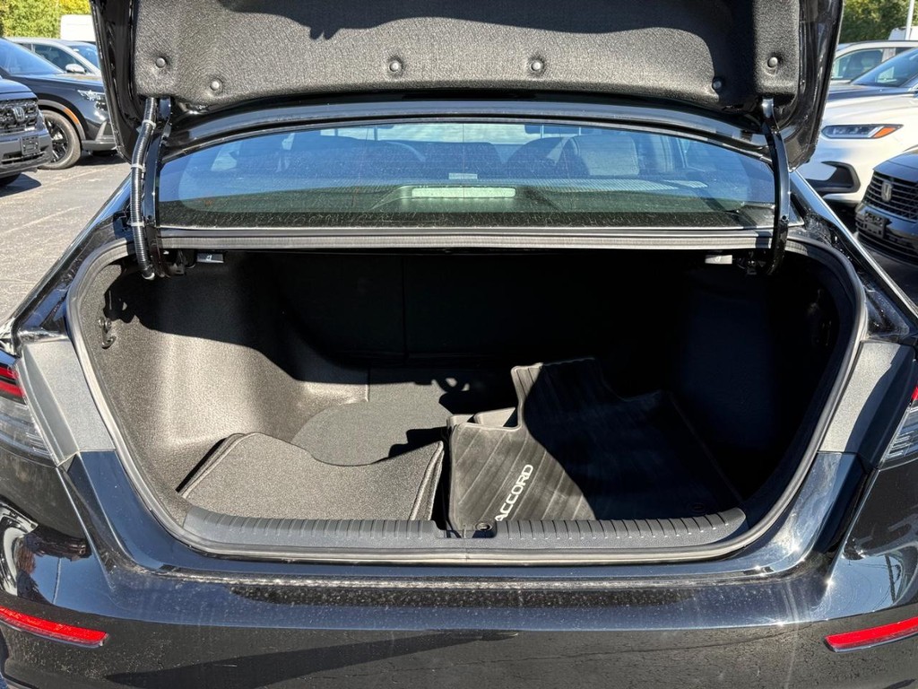 Honda Accord Hybrid Vehicle Full-screen Gallery Image 06