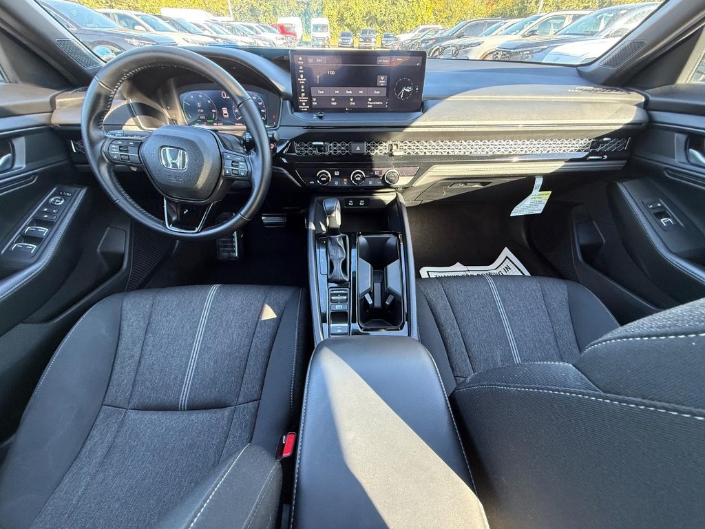 Honda Accord Hybrid Vehicle Full-screen Gallery Image 13