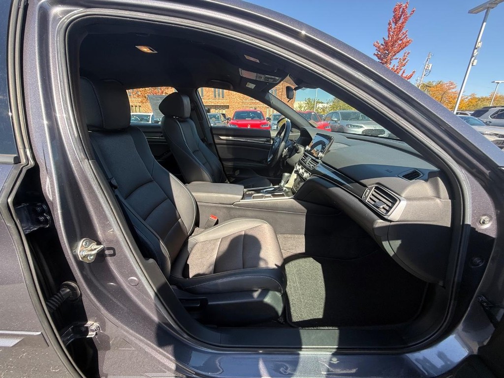 Honda Accord Sedan Vehicle Full-screen Gallery Image 10