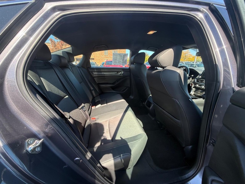 Honda Accord Sedan Vehicle Full-screen Gallery Image 11