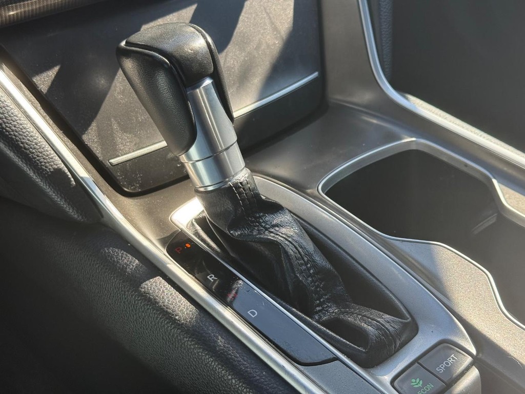 Honda Accord Sedan Vehicle Full-screen Gallery Image 20