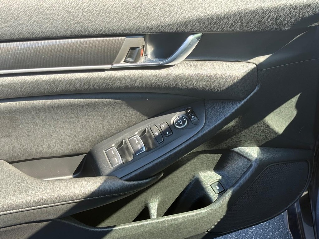 Honda Accord Sedan Vehicle Full-screen Gallery Image 23