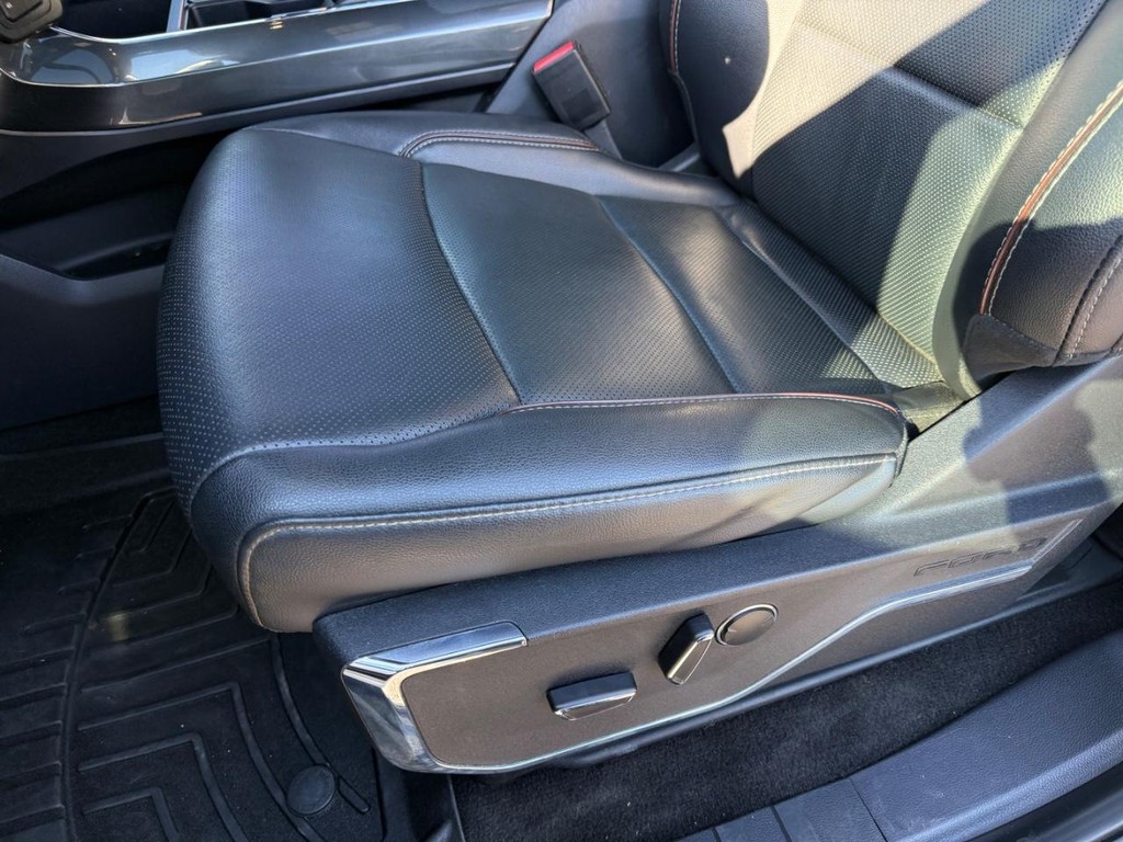 Ford F-150 Vehicle Full-screen Gallery Image 27