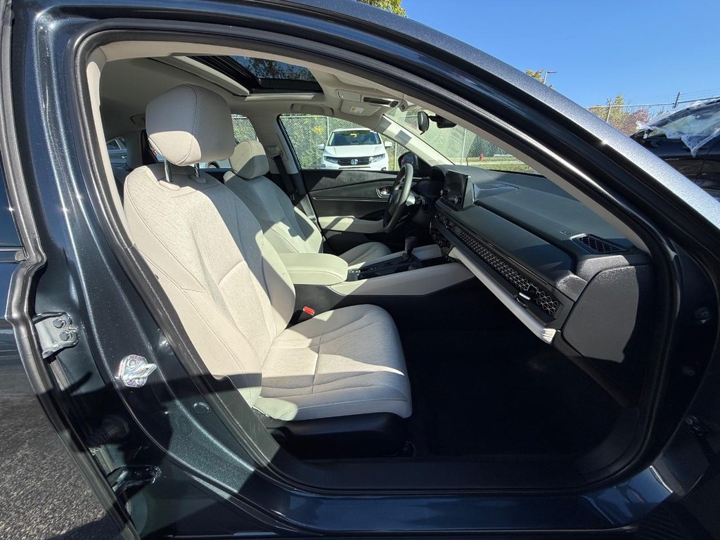 Honda Accord Sedan Vehicle Full-screen Gallery Image 10