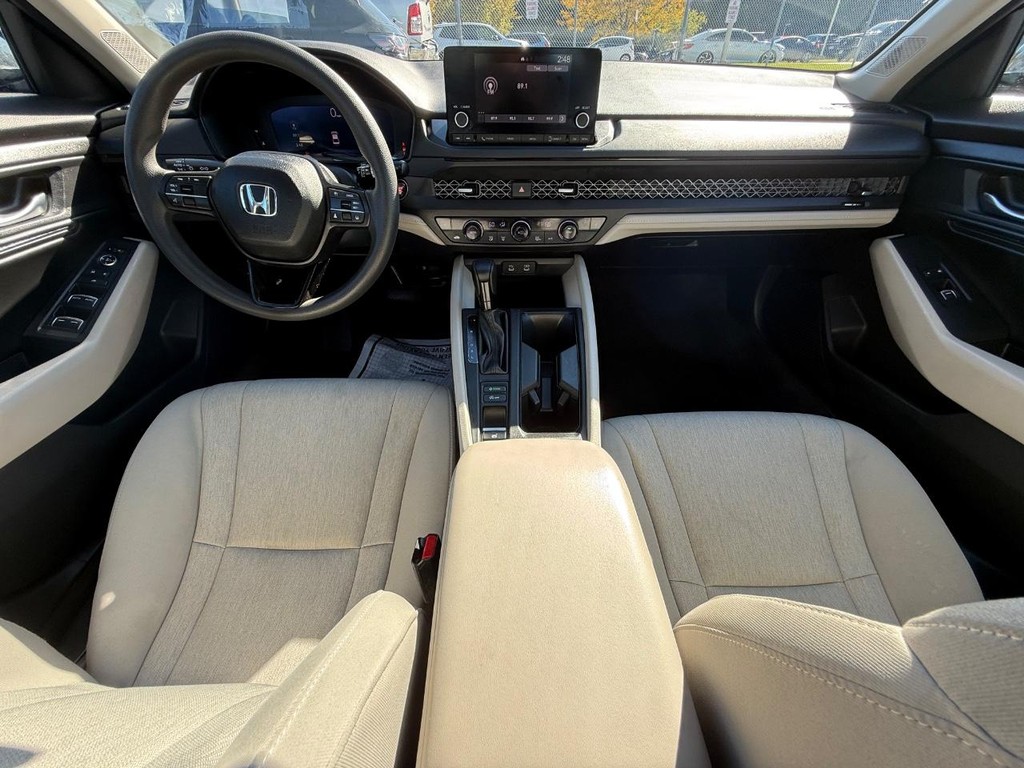 Honda Accord Sedan Vehicle Full-screen Gallery Image 13