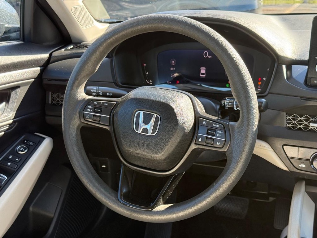 Honda Accord Sedan Vehicle Full-screen Gallery Image 14