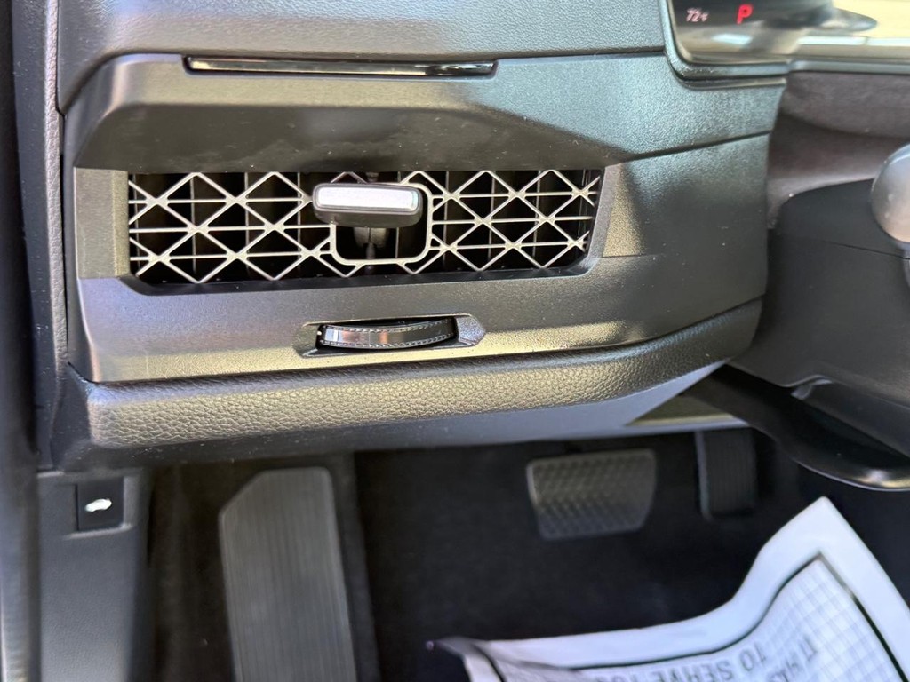 Honda Accord Sedan Vehicle Full-screen Gallery Image 23