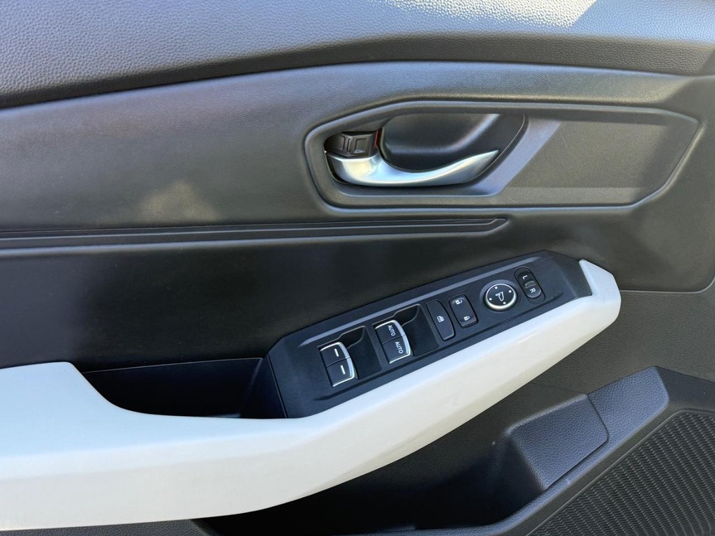 Honda Accord Sedan Vehicle Full-screen Gallery Image 24