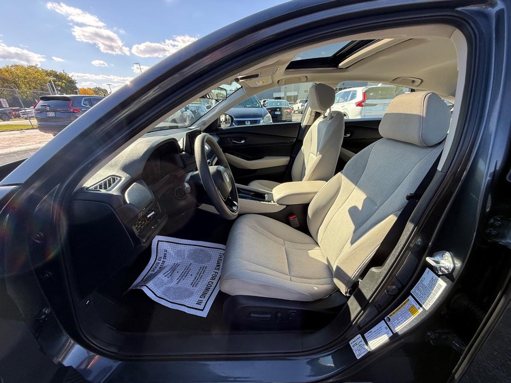 Honda Accord Sedan Vehicle Full-screen Gallery Image 25