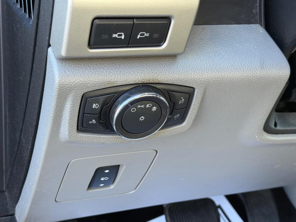 Ford F-150 Vehicle Full-screen Gallery Image 23
