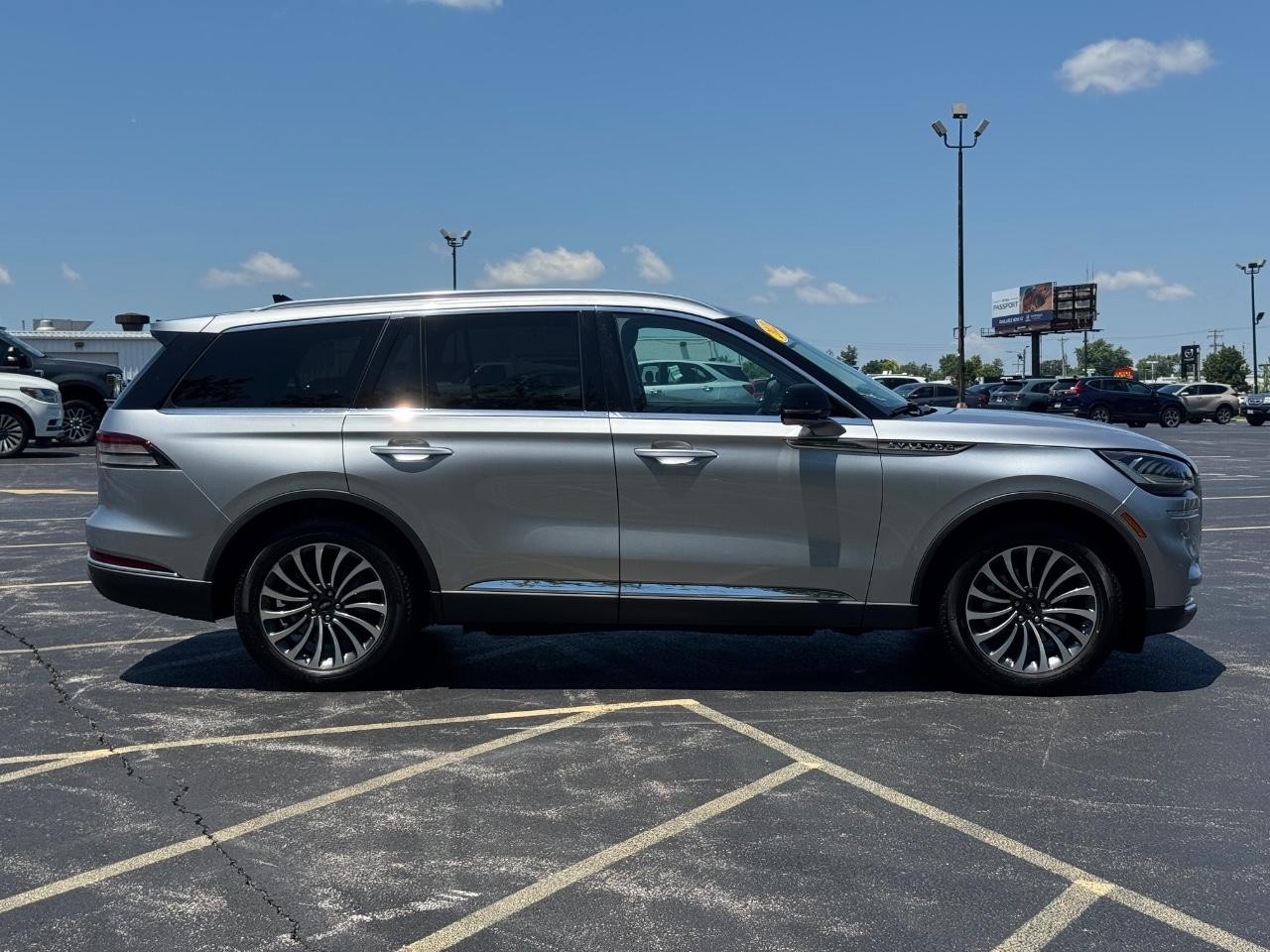 Lincoln Aviator Vehicle Full-screen Gallery Image 02