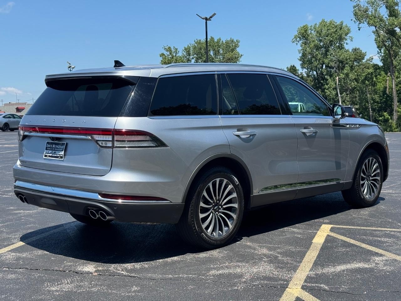 Lincoln Aviator Vehicle Full-screen Gallery Image 03